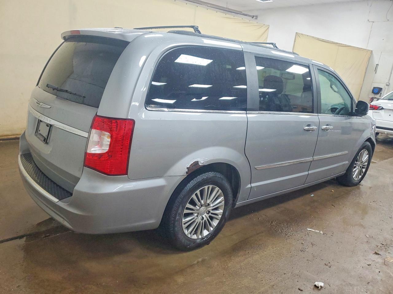 2013 Chrysler Town & Country Touring L - Фото 3