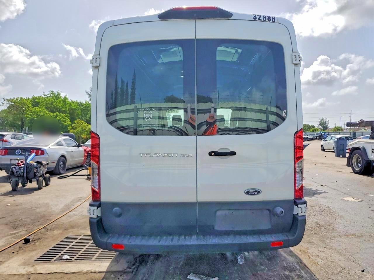 2019 Ford Transit 250 Delivery Van - Фото 6