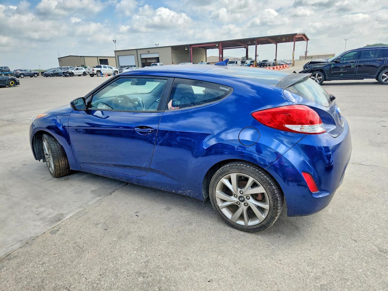 2016 Hyundai Veloster Base - Фото 2