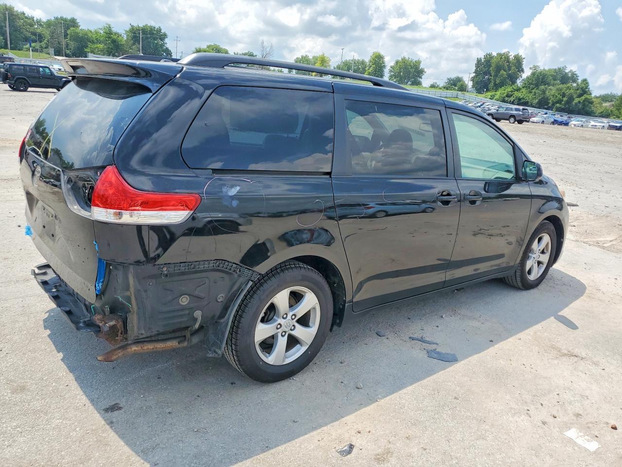 2011 Toyota Sienna Le - Фото 3