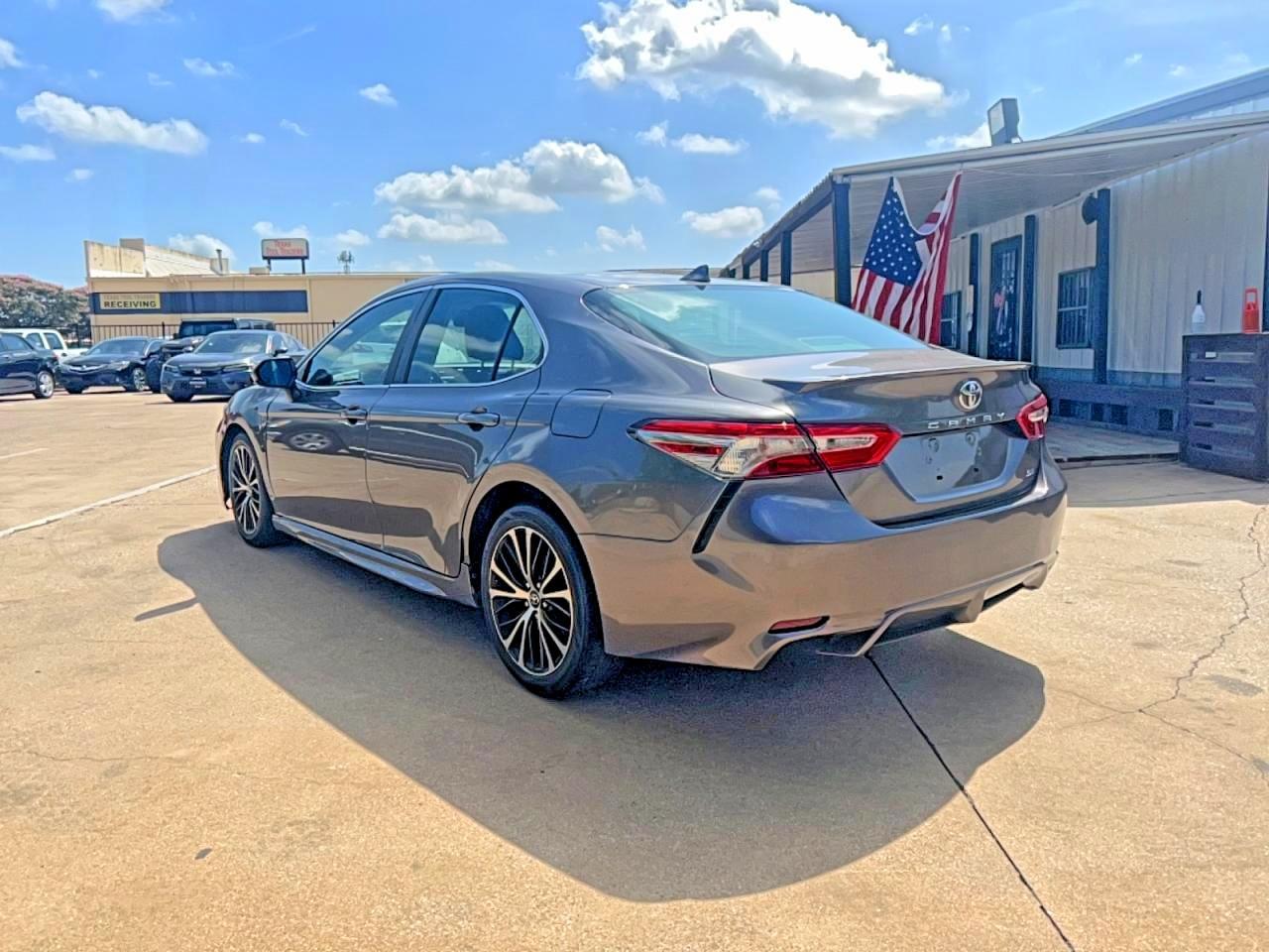 2019 Toyota Camry Se - Фото 3