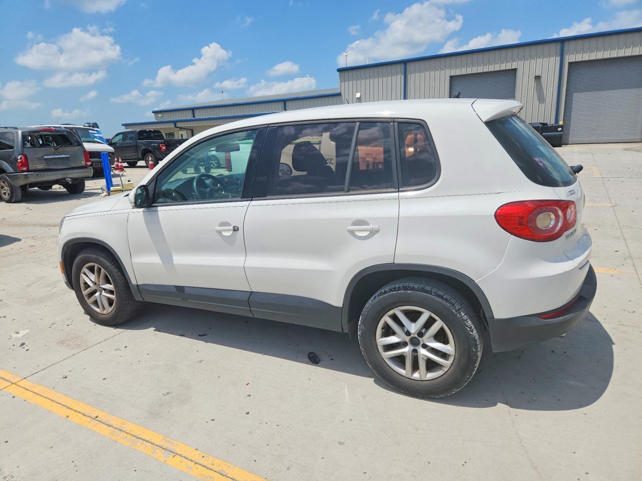 2011 Volkswagen Tiguan S - Фото 2