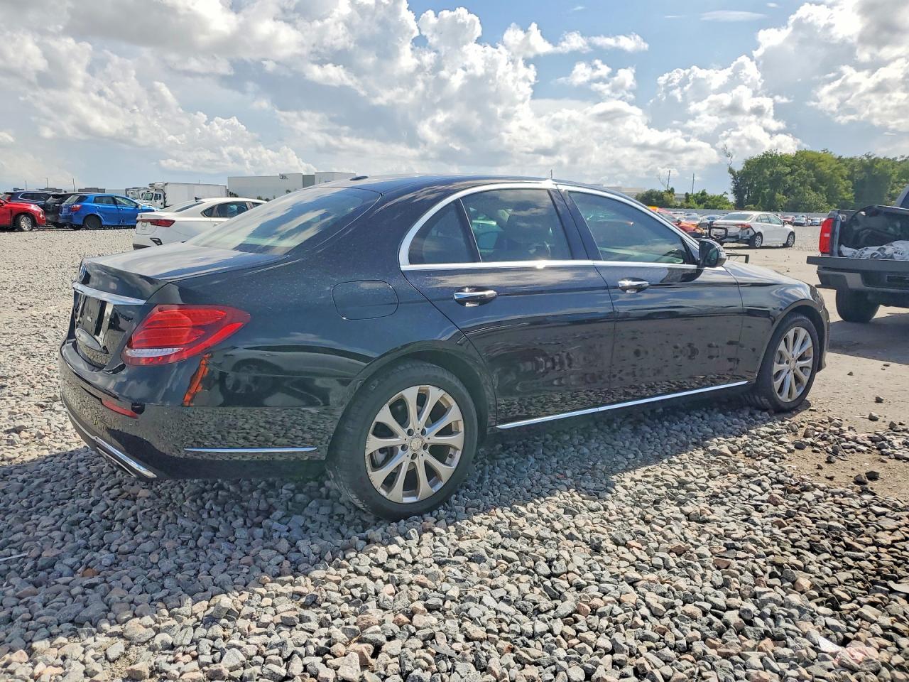 2017 Mercedes-Benz E 300 - Фото 3
