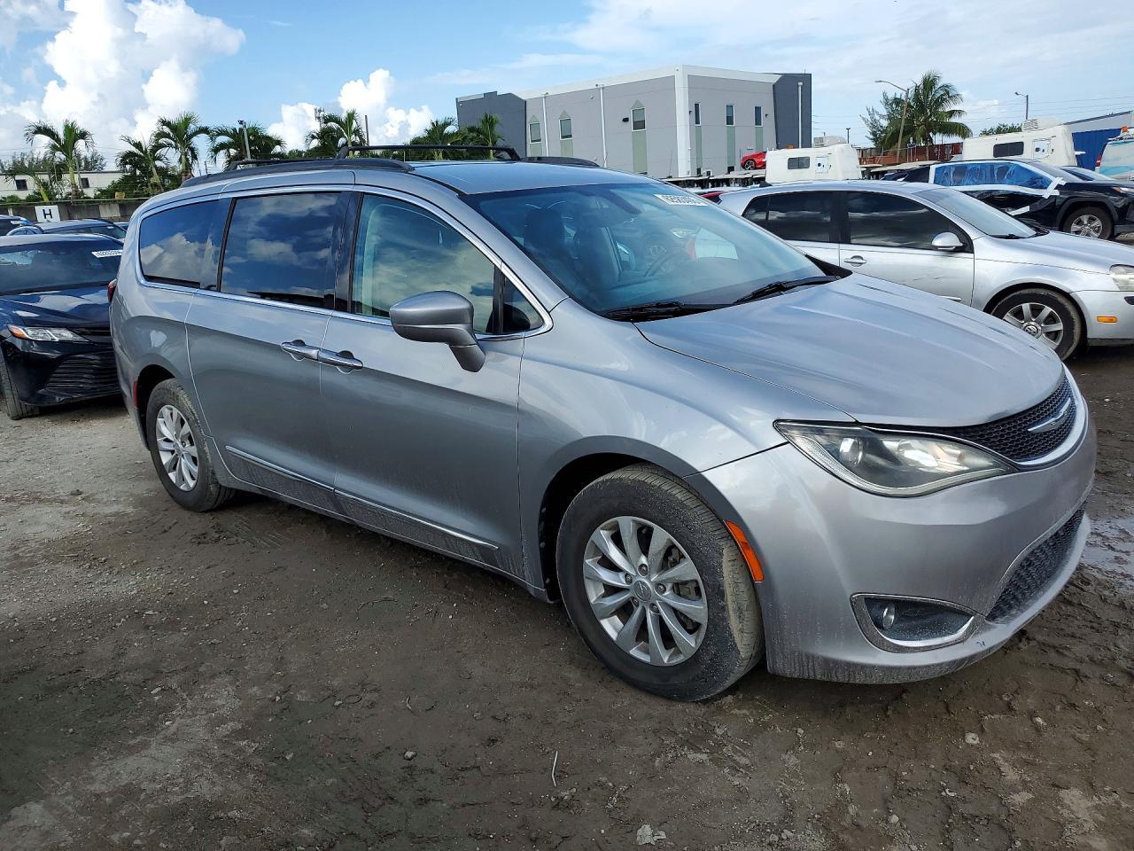 2017 Chrysler Pacifica Touring L - Image 4