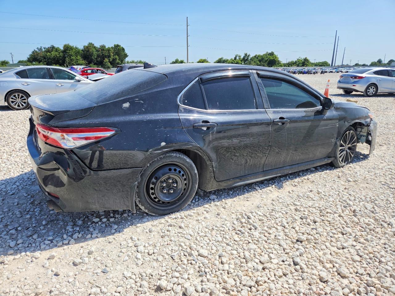 2020 Toyota Camry Se - Фото 3