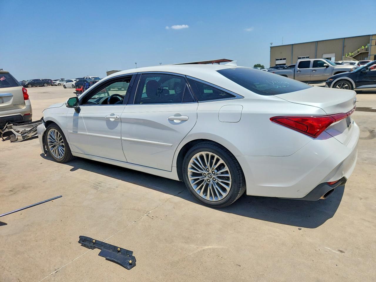 2019 Toyota Avalon Limited - Фото 2