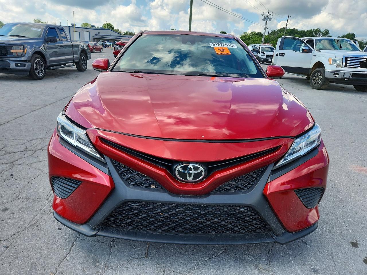 2020 Toyota Camry Se - Фото 5