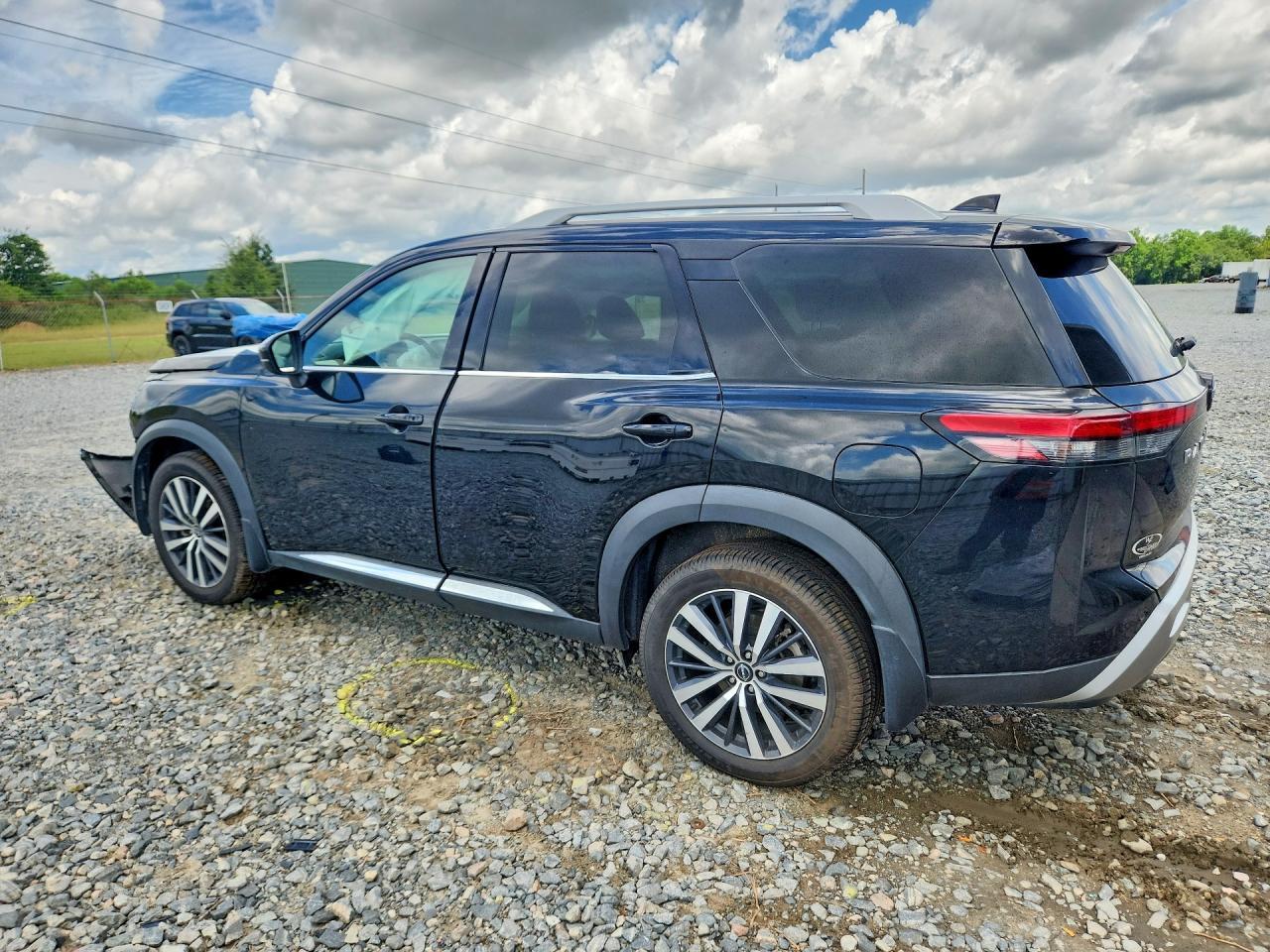 2022 Nissan Pathfinder Platinum - Фото 2