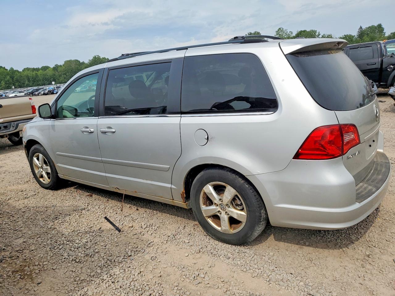 2009 Volkswagen Routan Se - Image 2