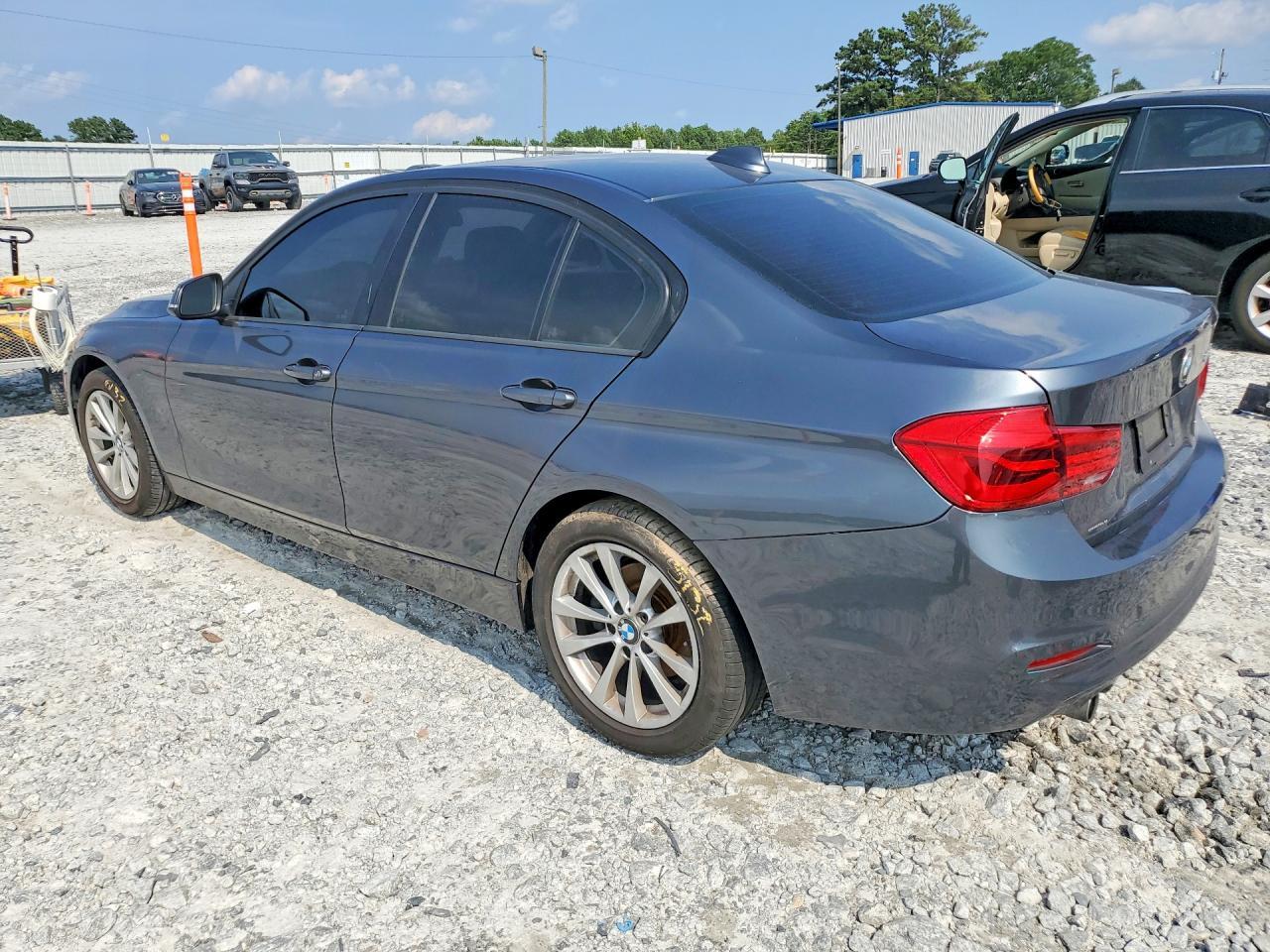 2017 BMW 320 I - Фото 2