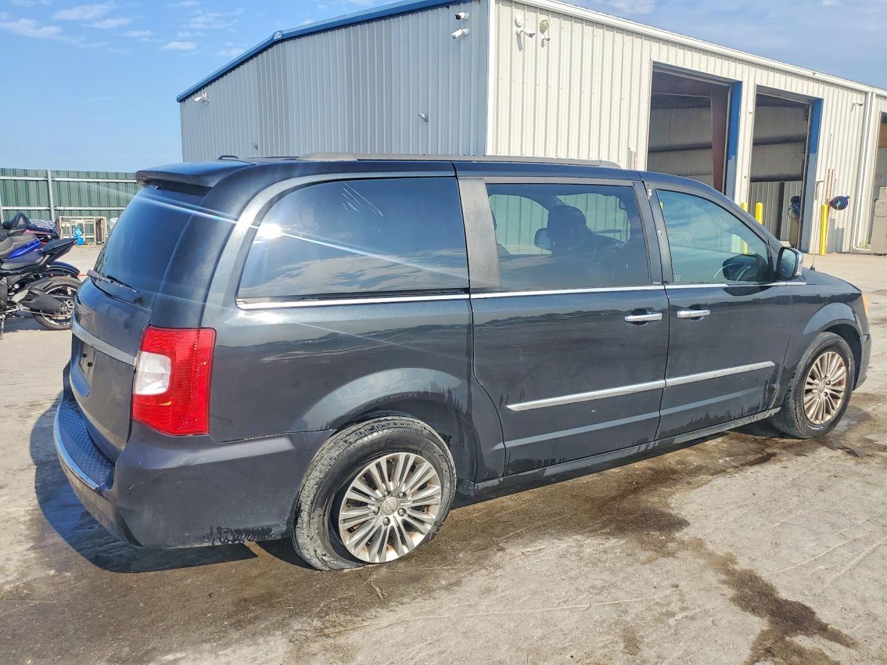 2013 Chrysler Town & Country Touring L - Фото 3