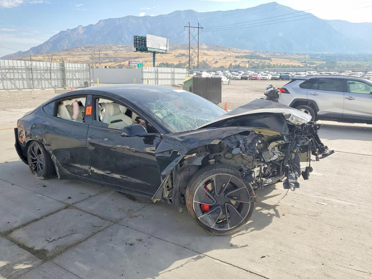 2025 Tesla Model 3 - Фото 4