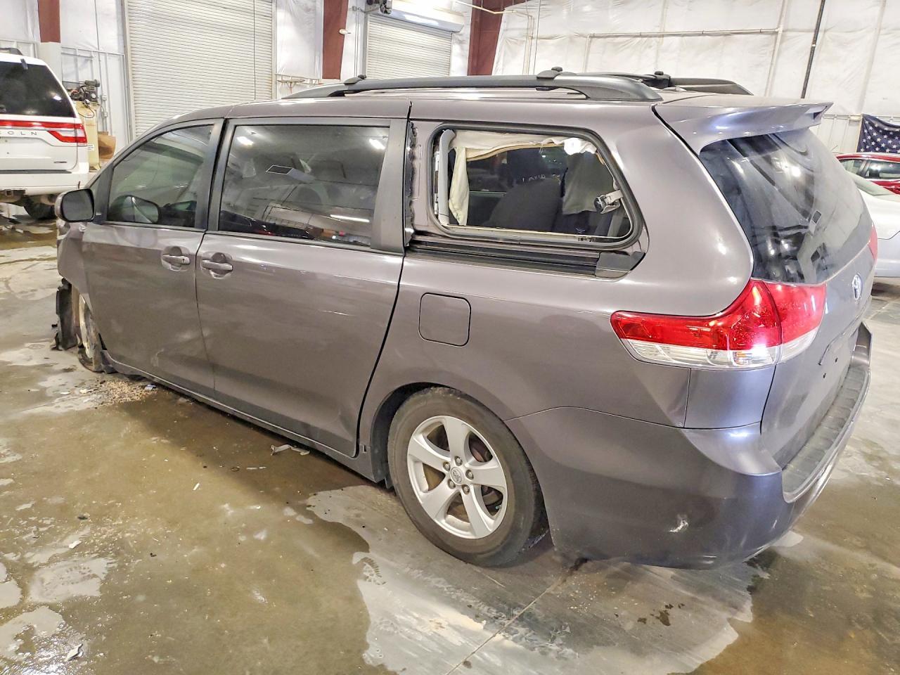 2013 Toyota Sienna Le - Фото 2