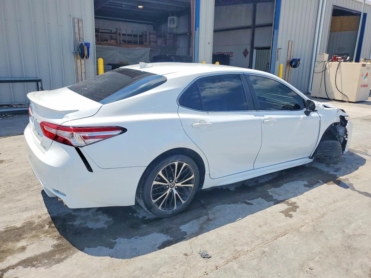 2019 Toyota Camry Se - Фото 3