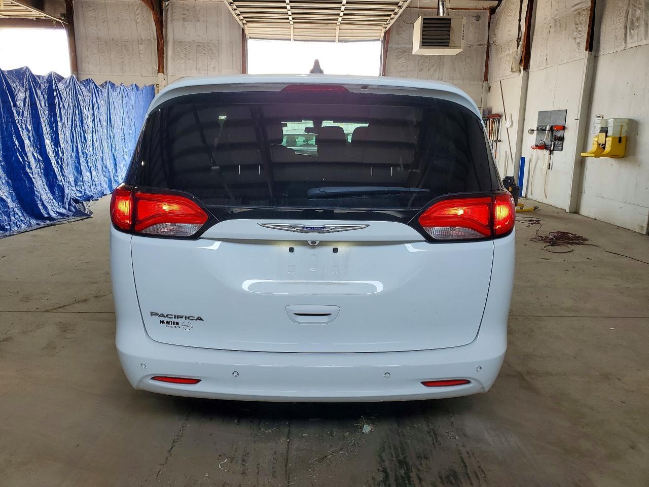 2019 Chrysler Pacifica L - Image 6