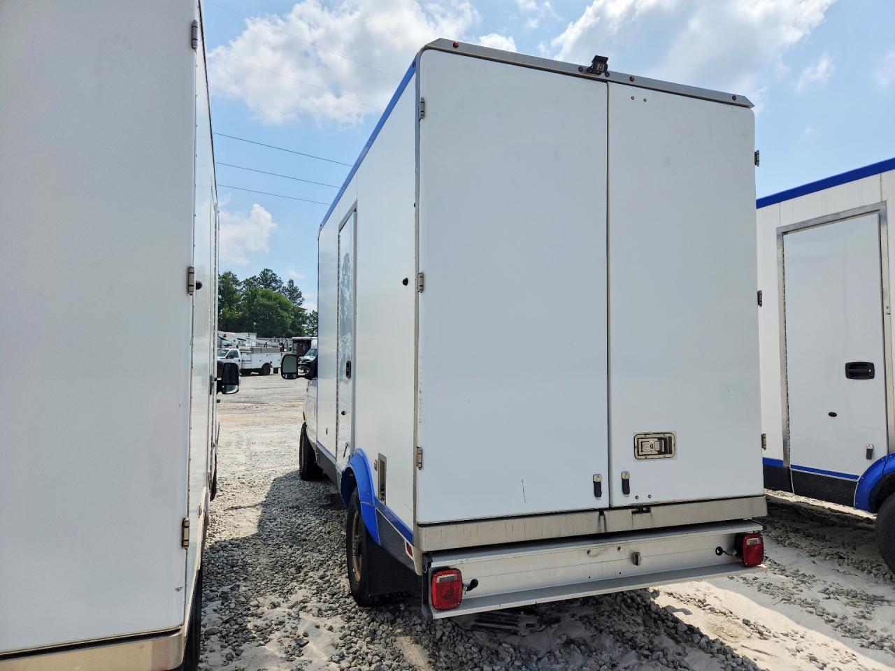 2024 Ford E350 Refrigerated Box Truck - Фото 2
