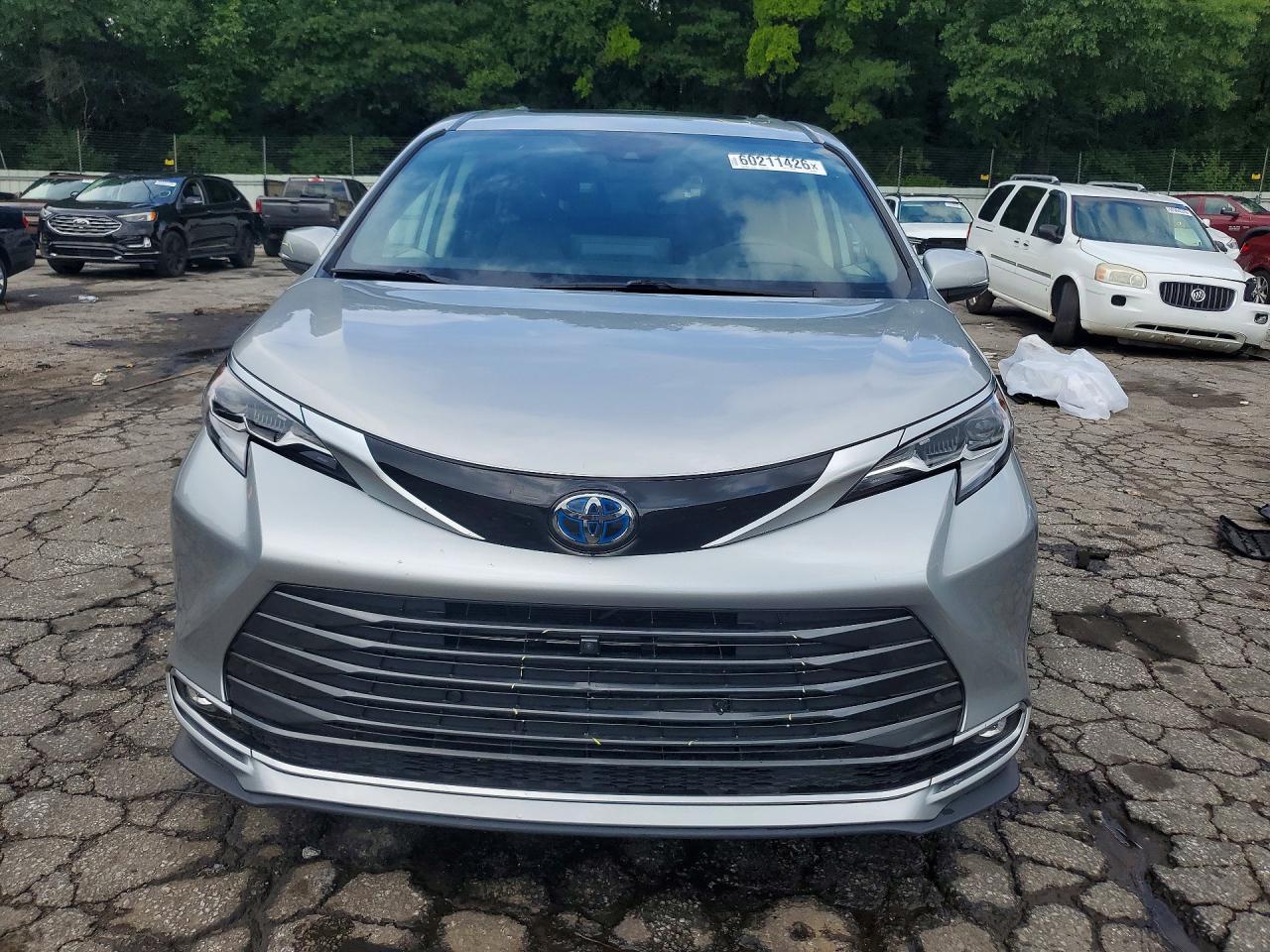 2023 Toyota Sienna Platinum 7-Passenger - Image 5