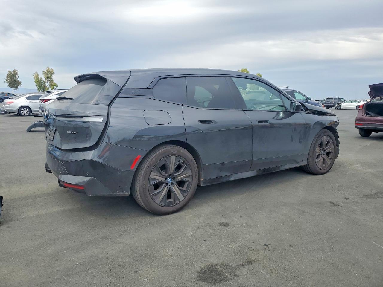 2025 BMW Ix xDrive50 - Фото 3