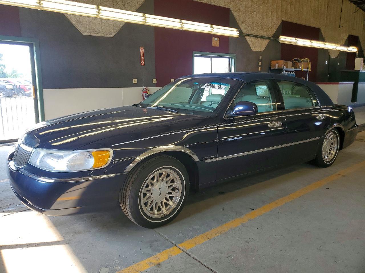 1999 Lincoln Town Car Signature