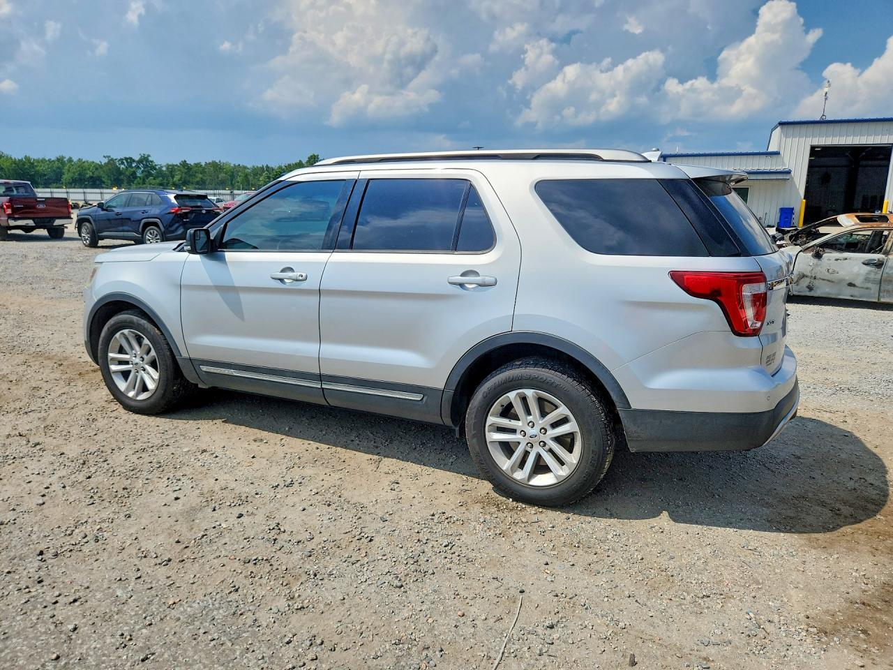 2016 Ford Explorer Xlt - Фото 2