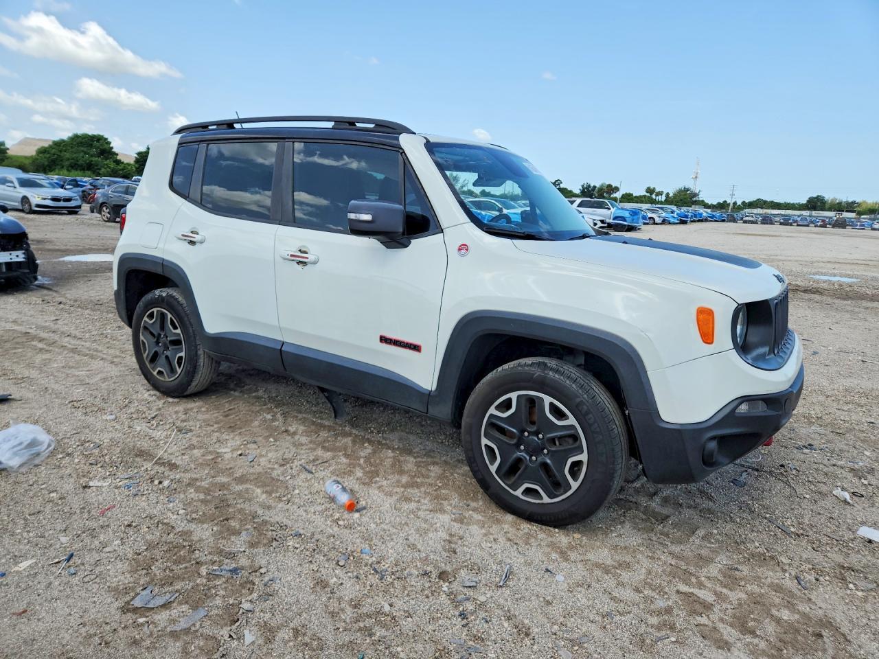 2016 Jeep Renegade Trailhawk - Image 4