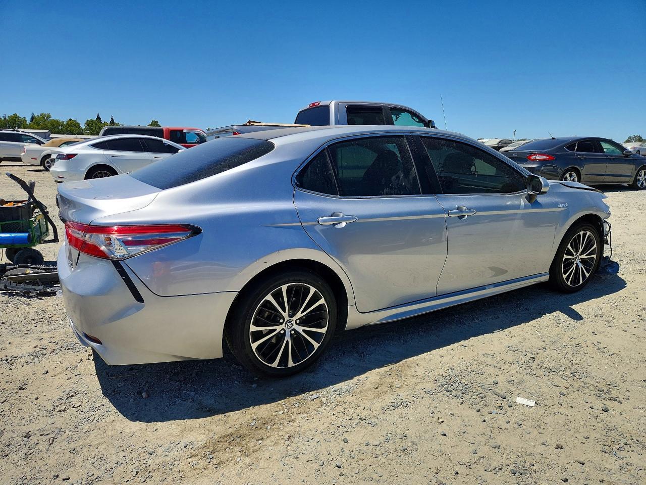 2020 Toyota Camry Se - Фото 3