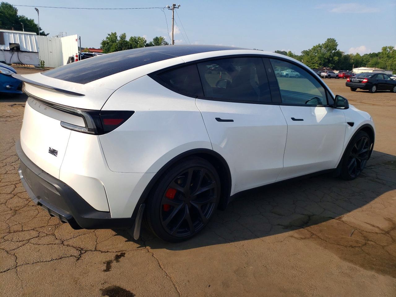 2026 Tesla Model Y - Фото 3