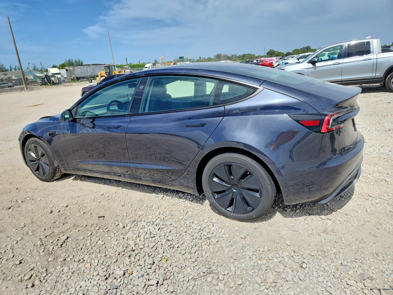 2024 Tesla Model 3 - Фото 2