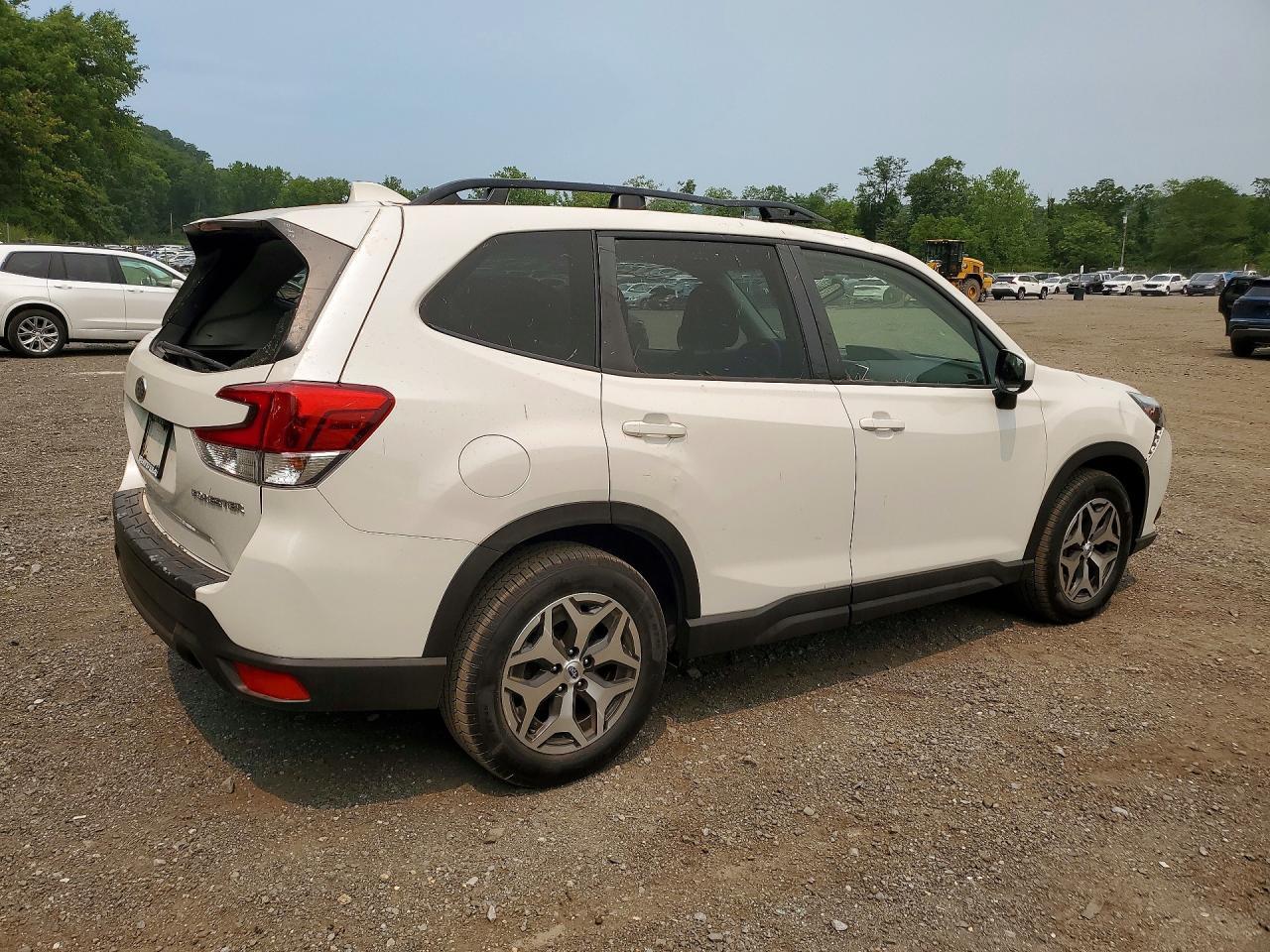 2022 Subaru Forester Premium - Image 3
