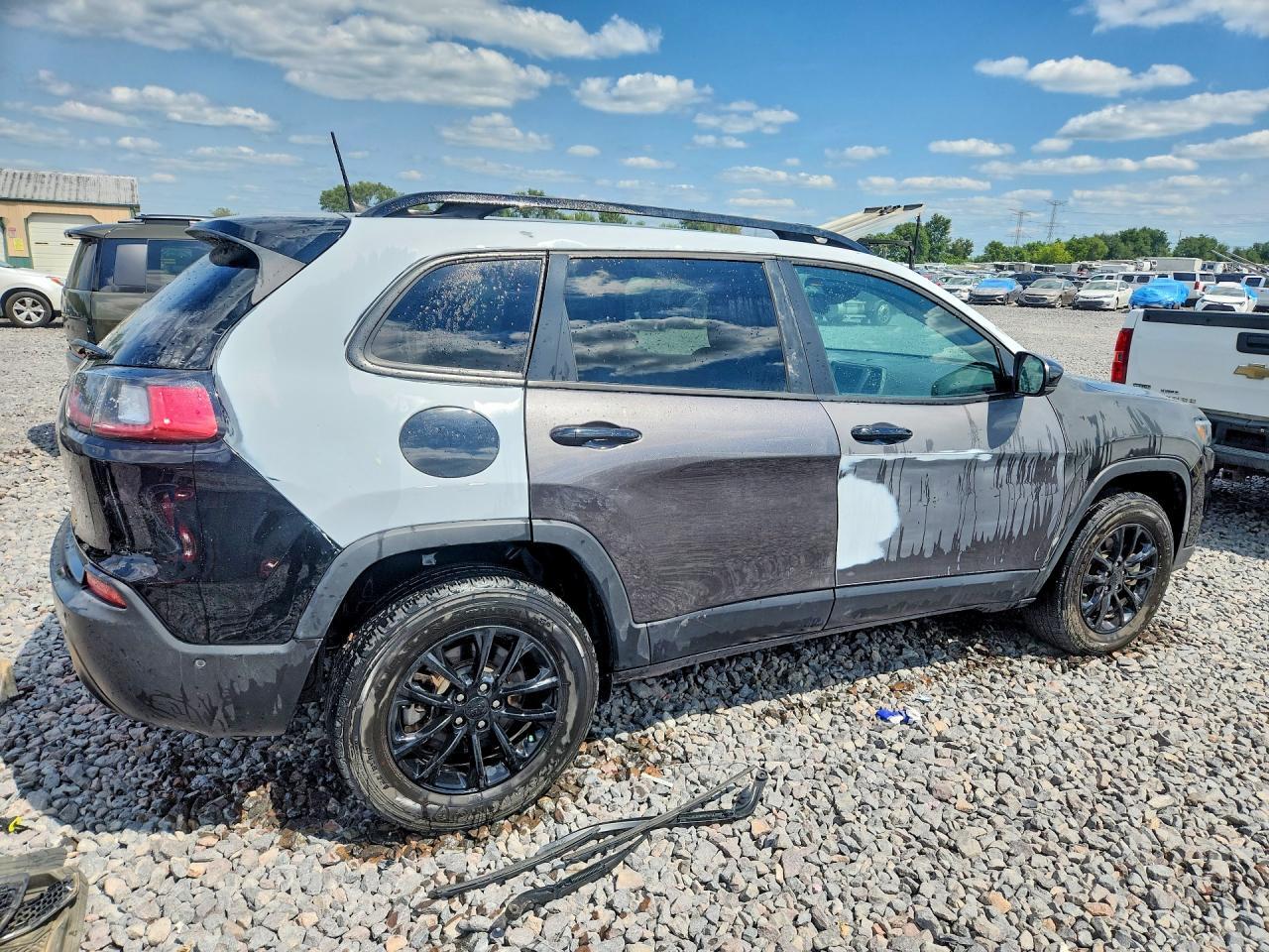 2023 Jeep Cherokee Altitude Lux - Image 3