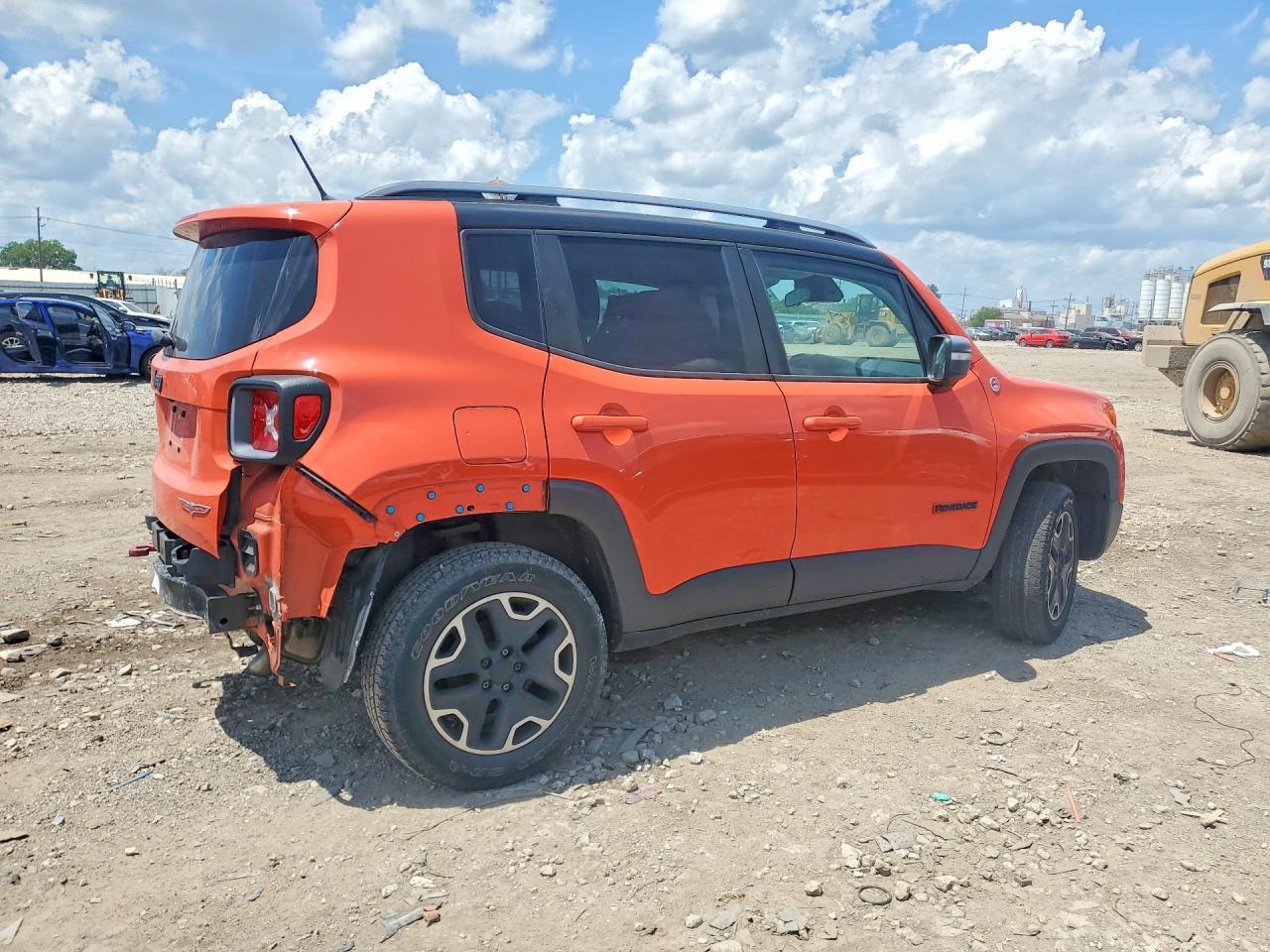 2015 Jeep Renegade Trailhawk - Image 3