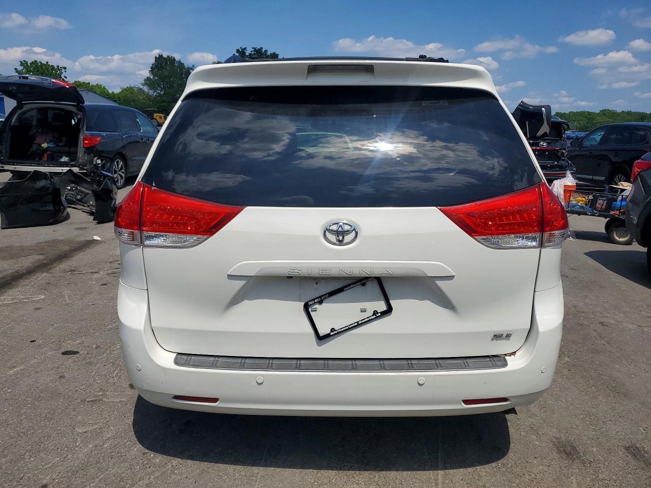 2011 Toyota Sienna Xle 8-Passenger - Image 6