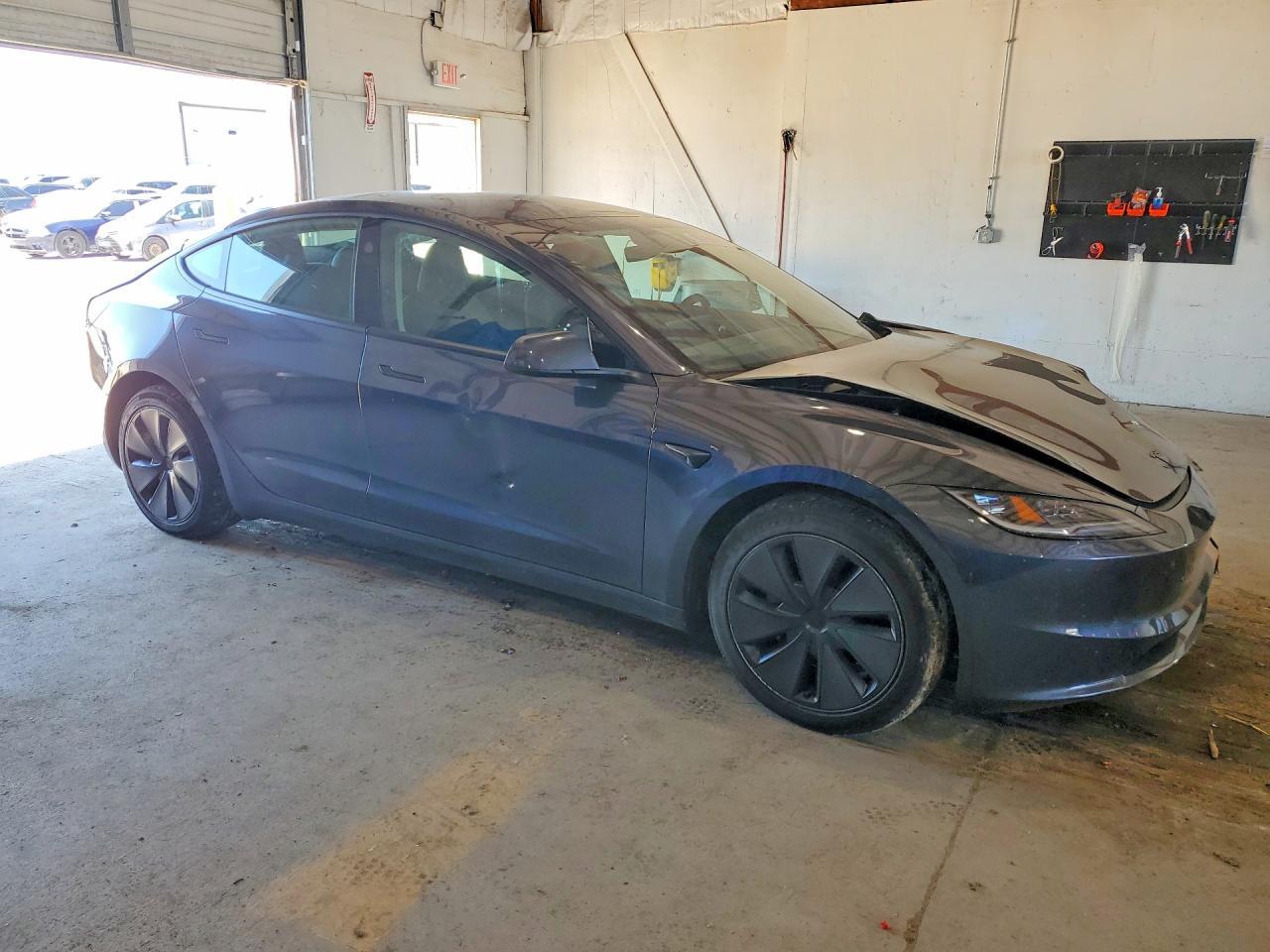 2026 Tesla Model 3 - Фото 4