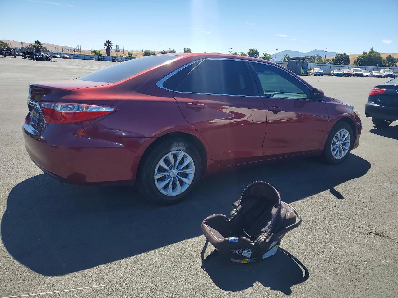 2016 Toyota Camry Hybrid Le - Image 3