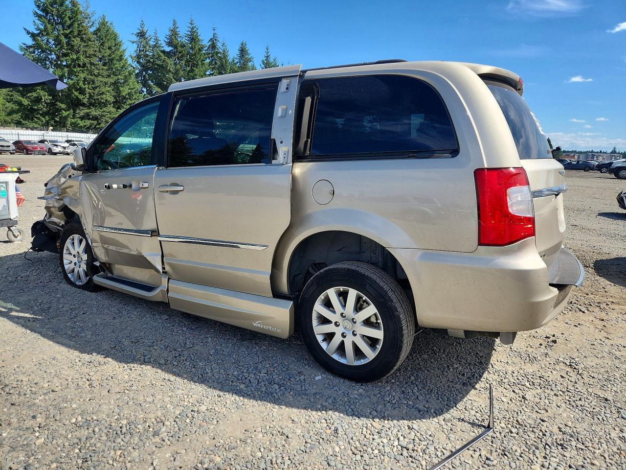 2016 Chrysler Town & Country Touring - Фото 2