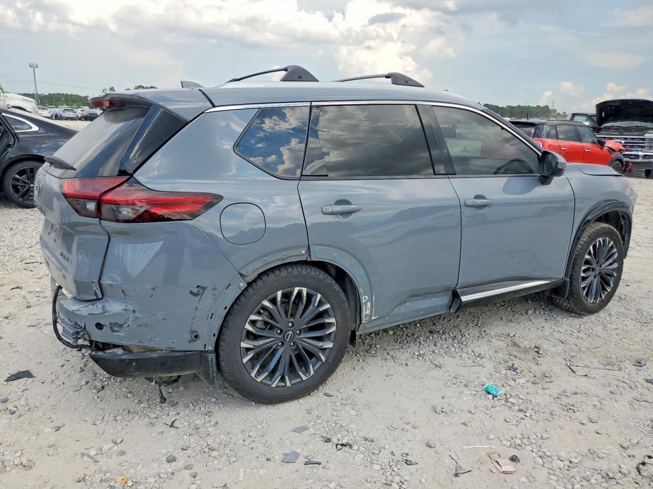2025 Nissan Rogue Platinum - Image 3