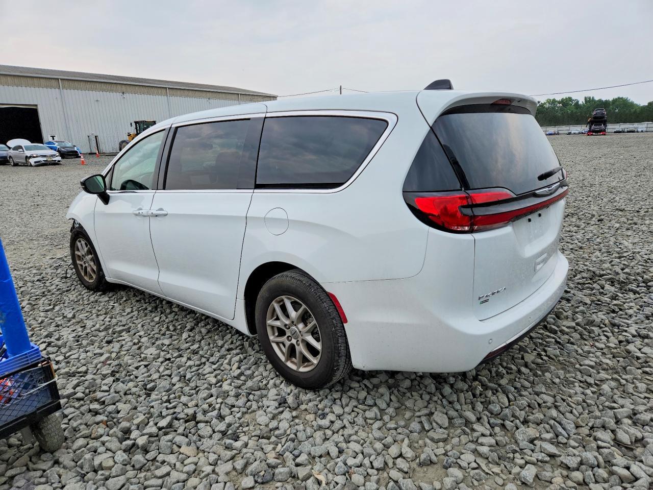 2024 Chrysler Pacifica Touring L - Image 2