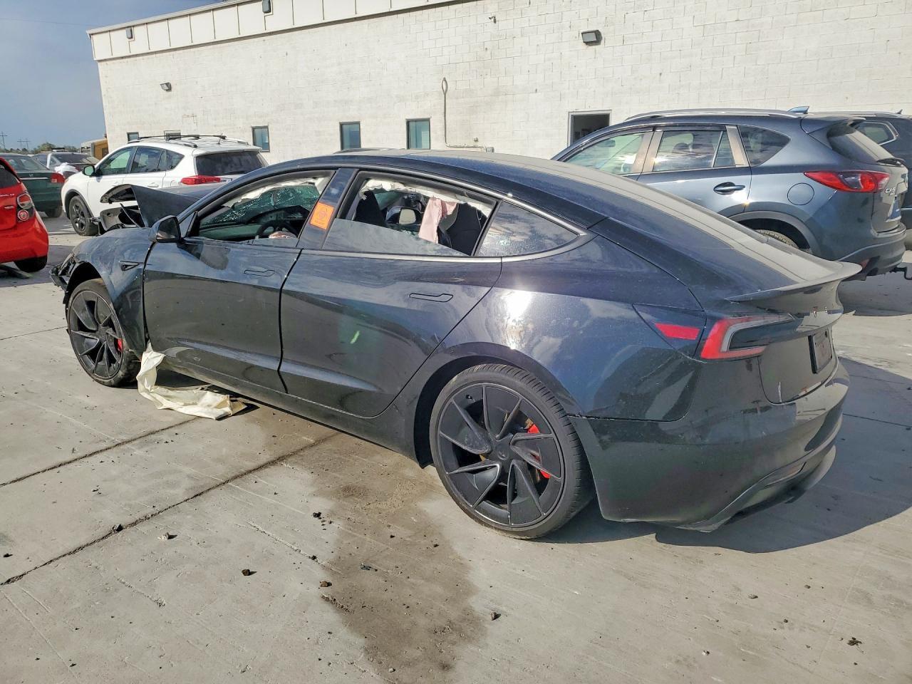 2025 Tesla Model 3 - Фото 2