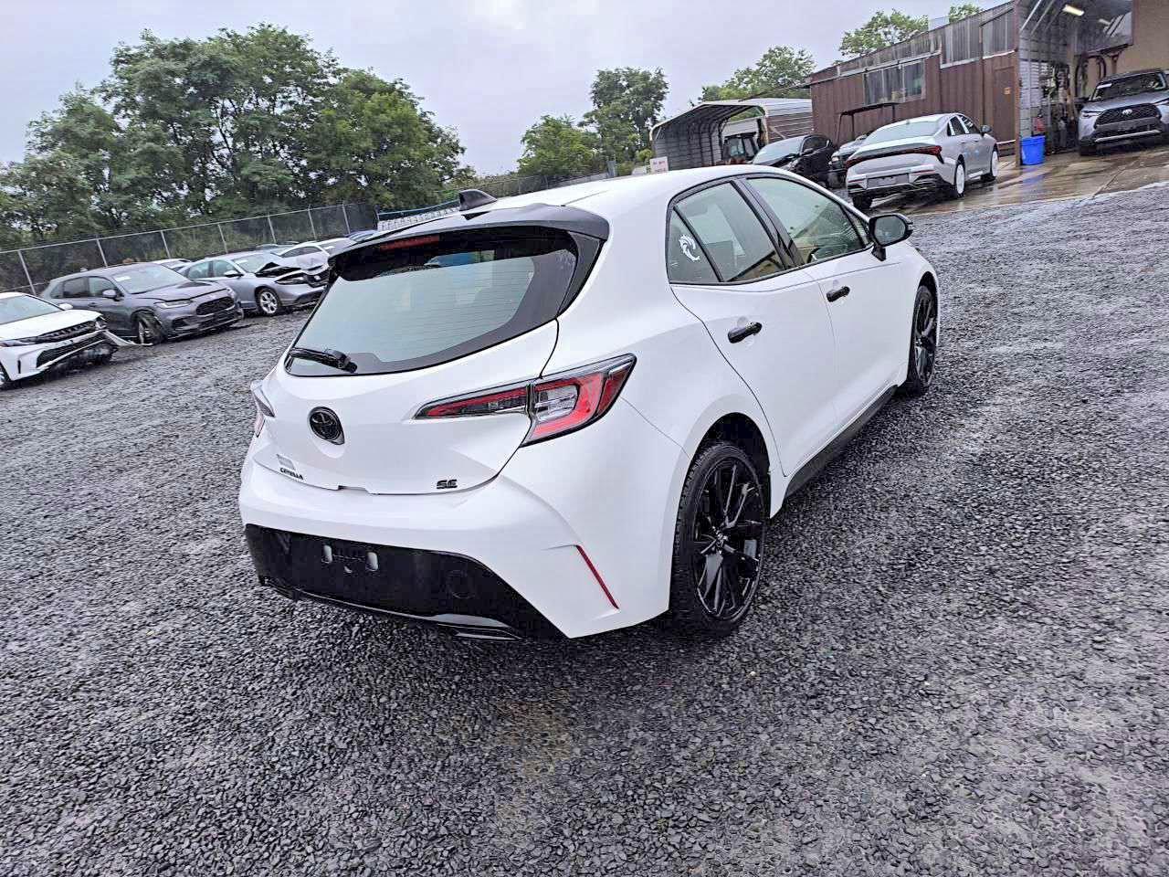 2022 Toyota Corolla Hatchback Se Nightshade Edition - Image 4