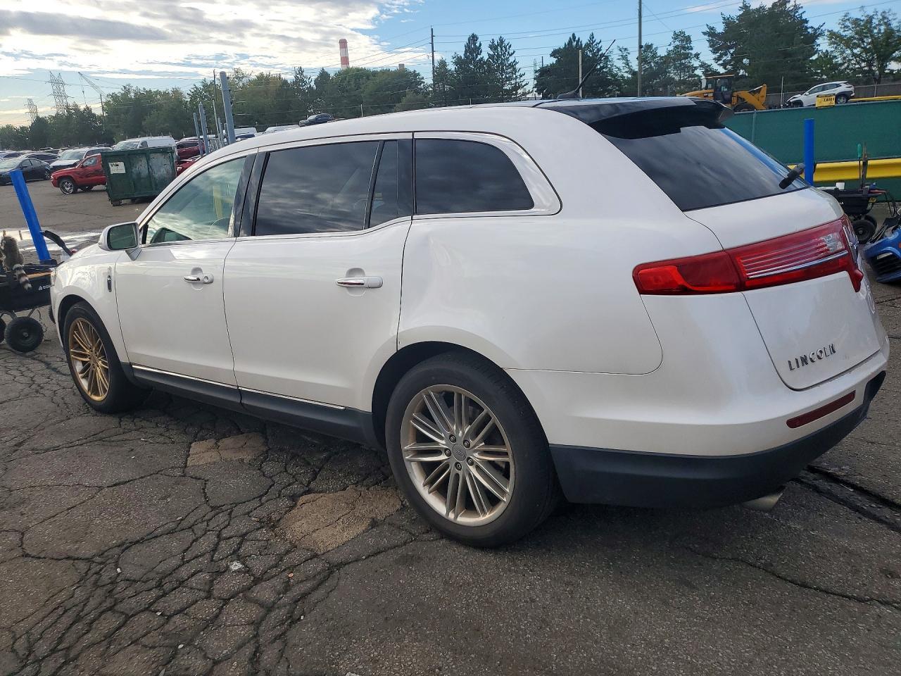 2017 Lincoln Mkt - Image 2