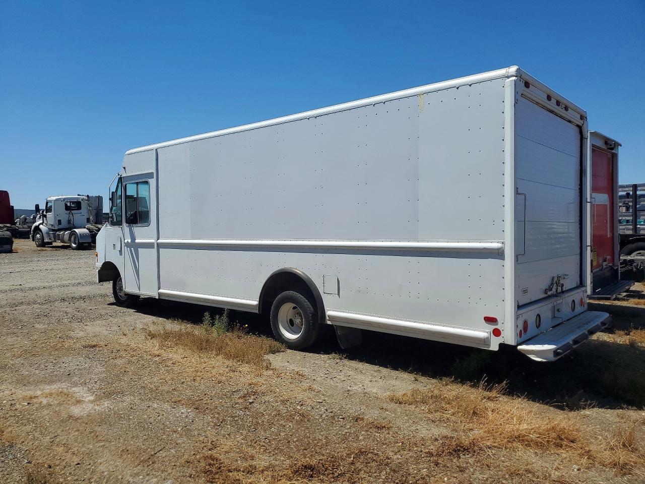 2010 Ford F-59 - Фото 2