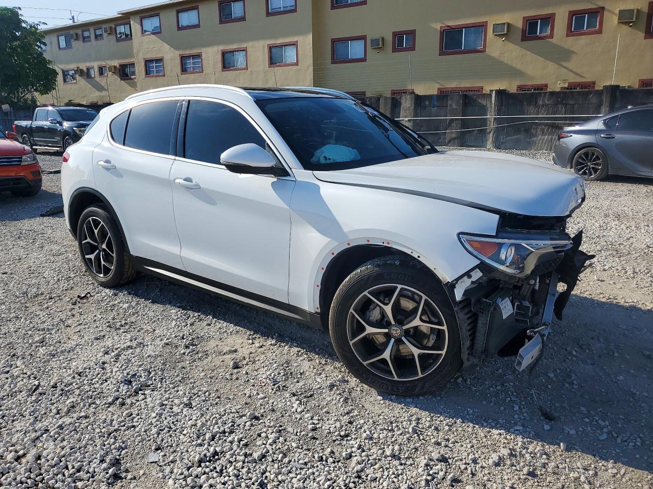 2019 Alfa Romeo Stelvio Ti - Image 4