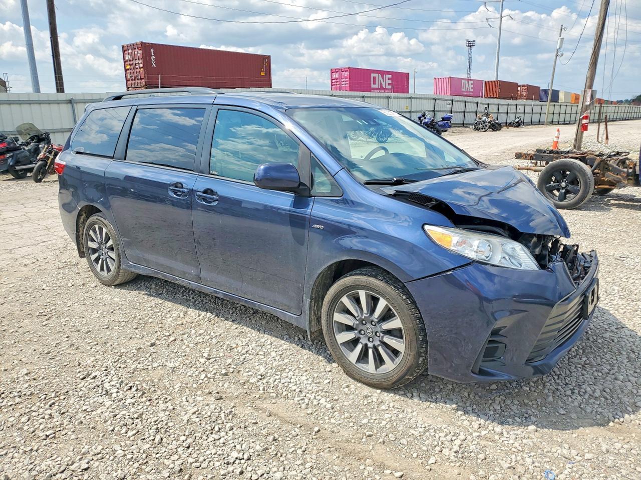2018 Toyota Sienna Le - Image 4