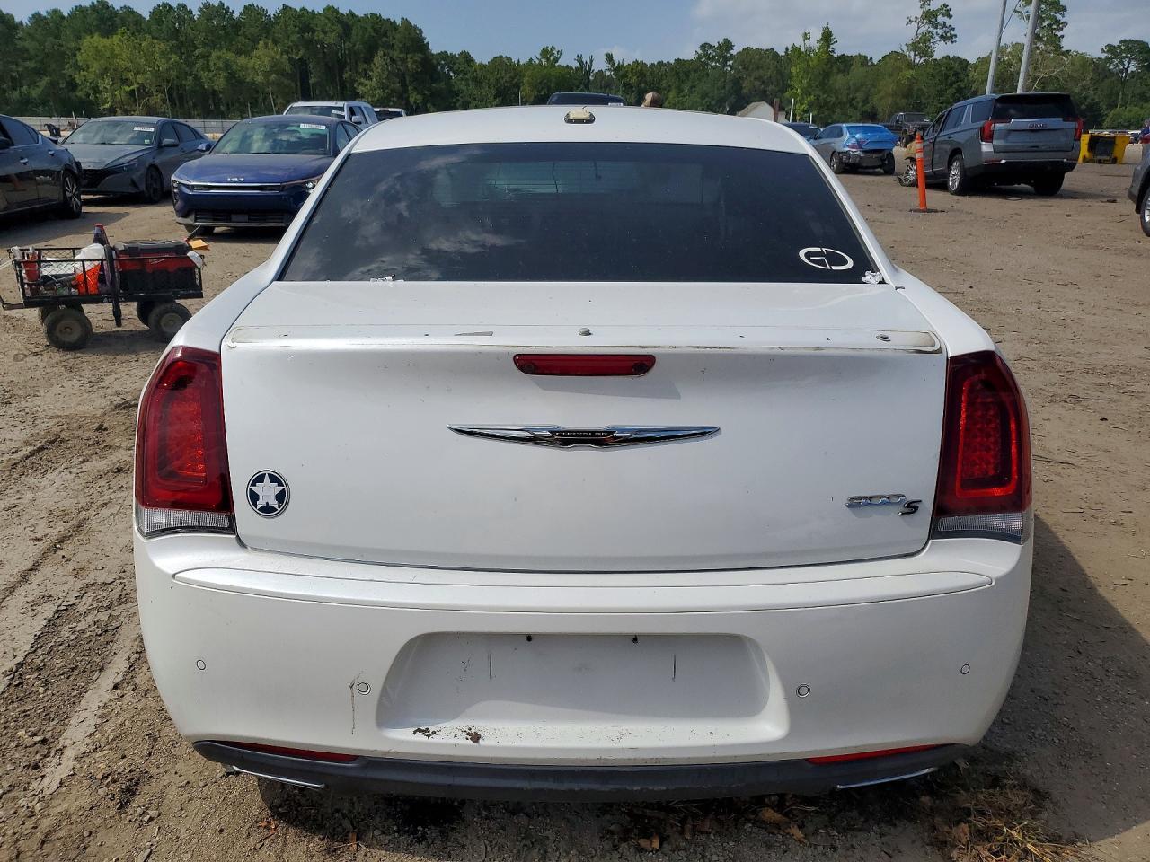 2016 Chrysler 300 S - Image 6