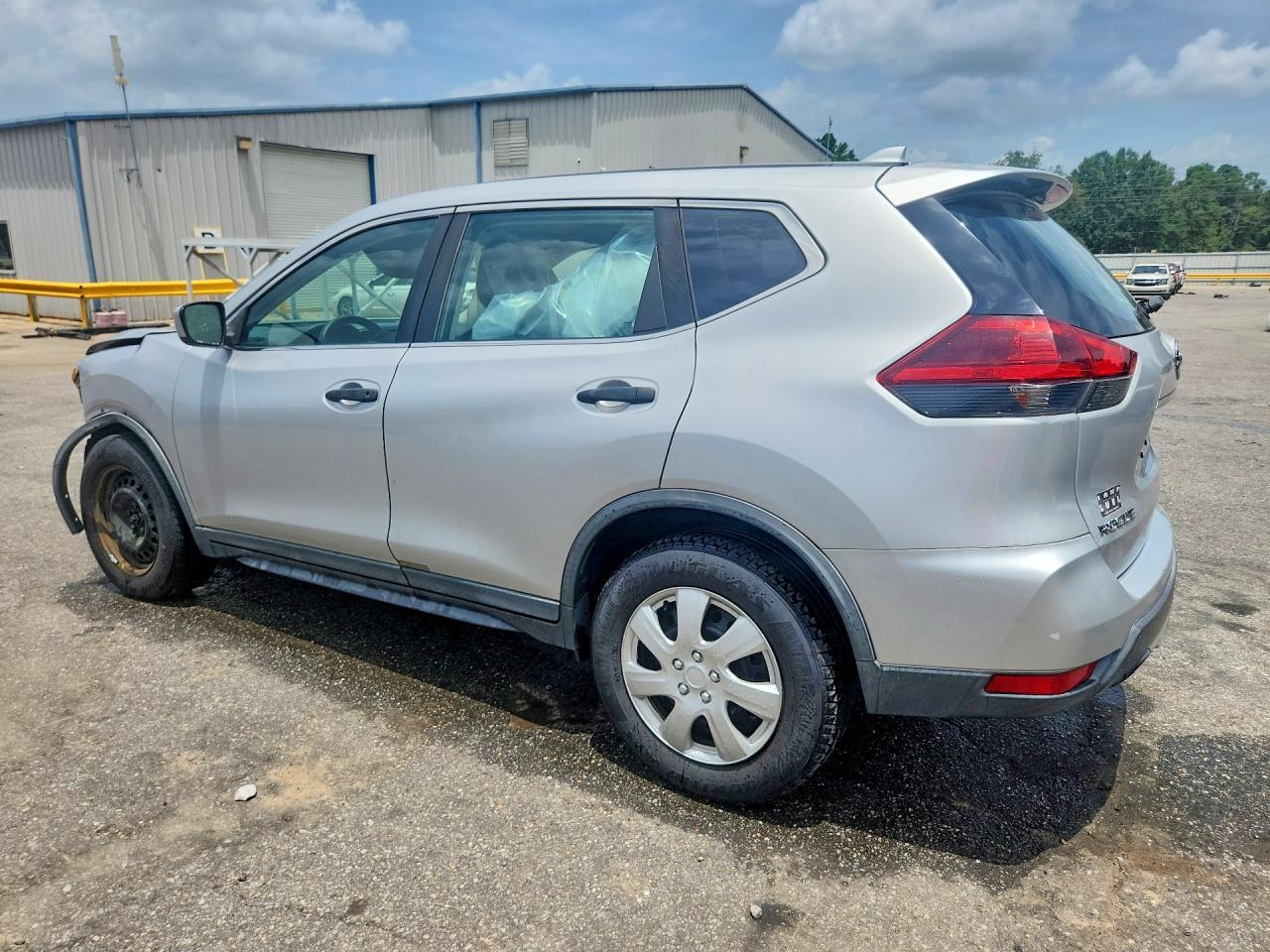 2018 Nissan Rogue - Image 2