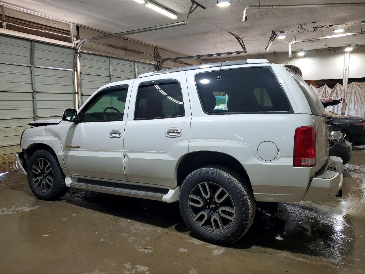 2002 Cadillac Escalade Luxury - Image 2