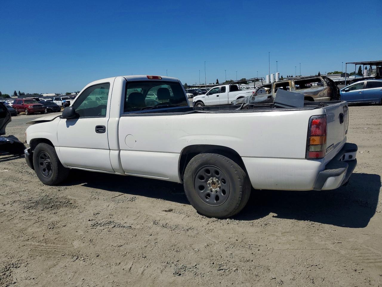 2005 GMC New Sierra C1500 - Image 2