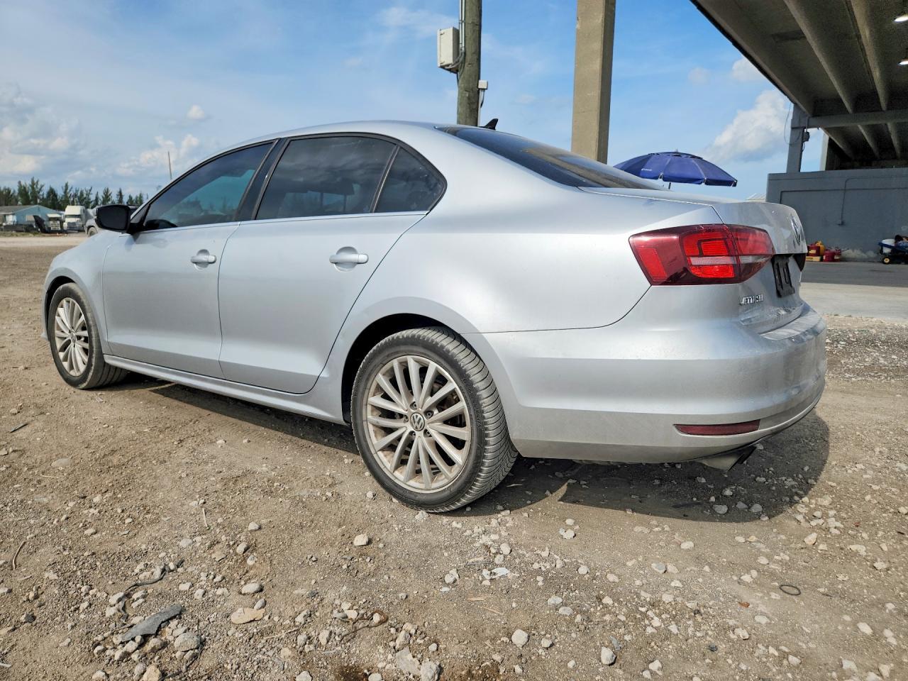 2016 Volkswagen Jetta Sel - Image 2