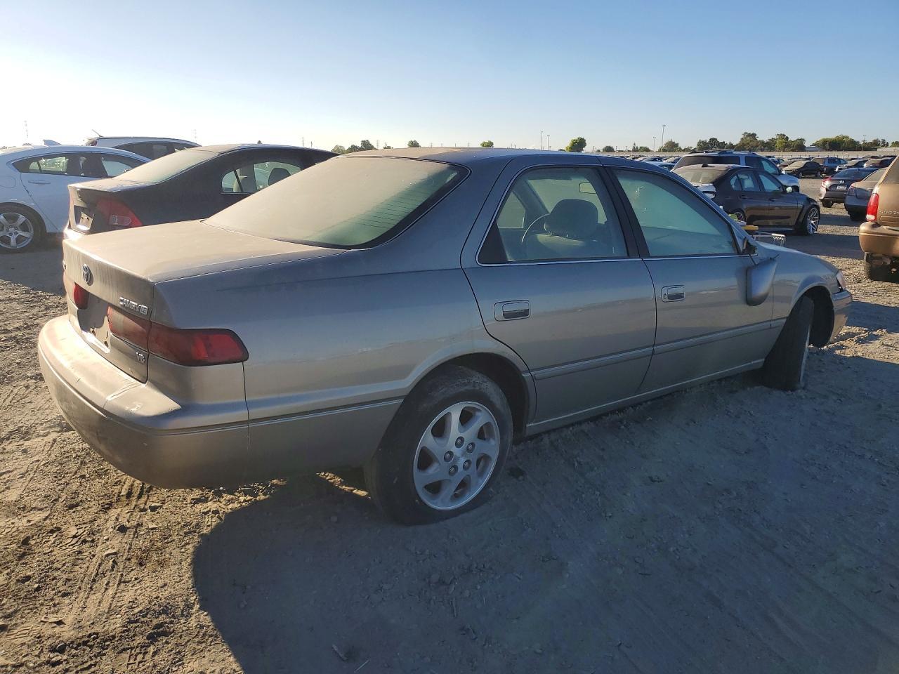 1998 Toyota Camry Le V6 - Фото 3