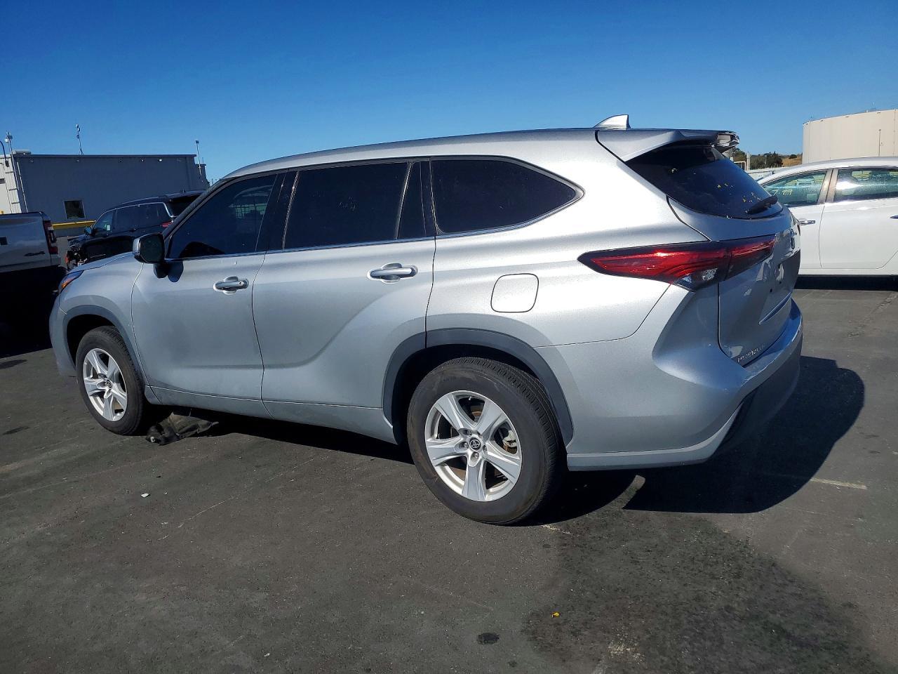 2021 Toyota Highlander Le - Фото 2